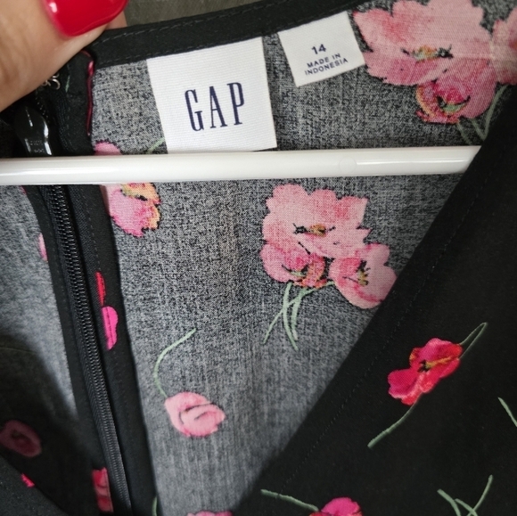 Gap Floral Fit & Flare Dress in Rayon Black Size 14 V Neck Knee Length - Picture 4 of 5